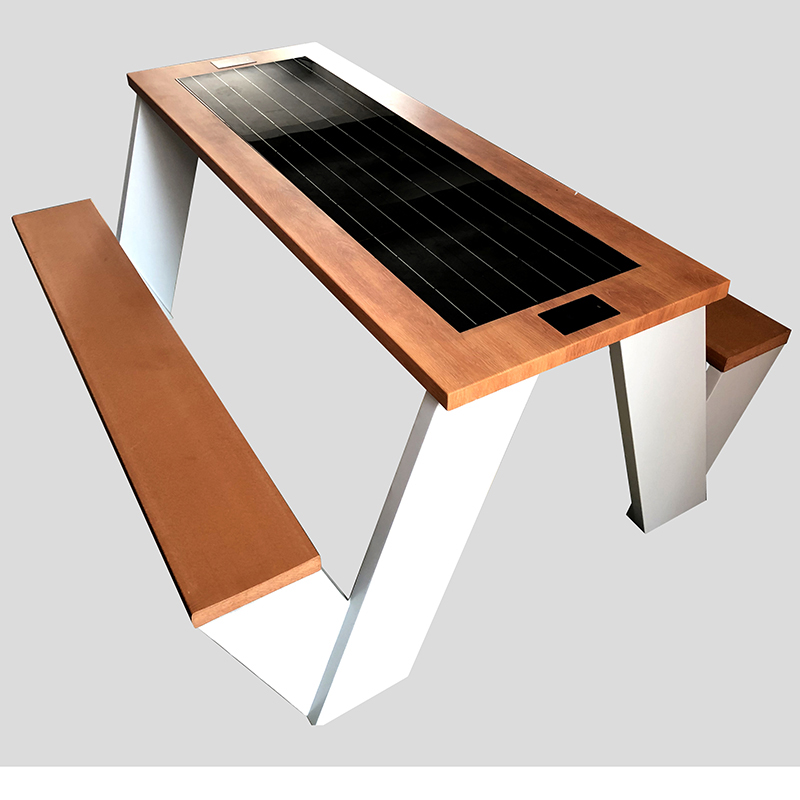 Ładowanie telefonu zasilanego energią słoneczną i bezpłatny bezprzewodowy drewniany stół piknikowy